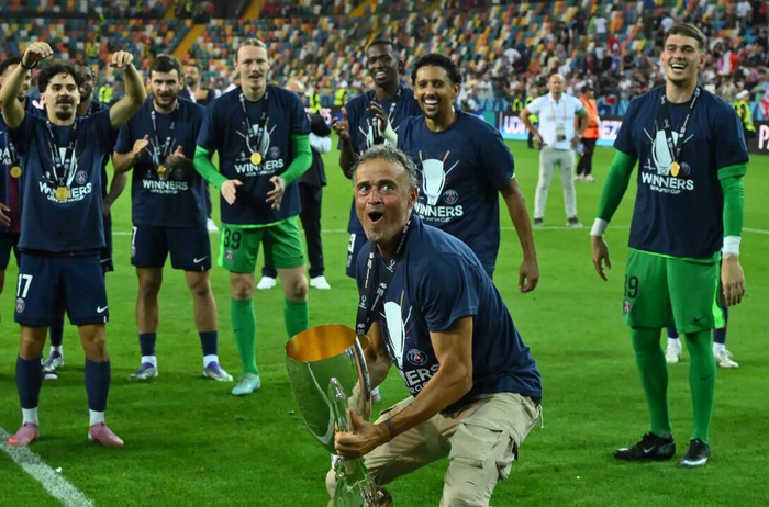 乐动体育官方网站-集结日法国杯传出新动向，巴黎圣日耳曼调整名单，管理层表态——媒体盛赞，更衣室氛围转暖的简单介绍