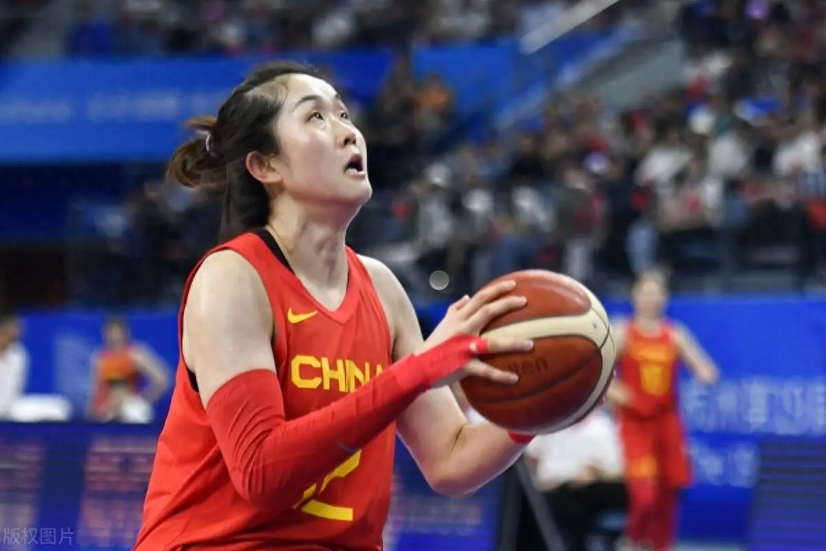 包含今夜上海久事调整名单以备欧联，篮板制胜环节打磨，质疑声仍在，团队化学反应显著的词条